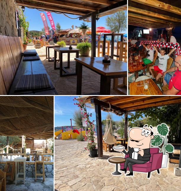 Gli interni di Beach Bar Oaza
