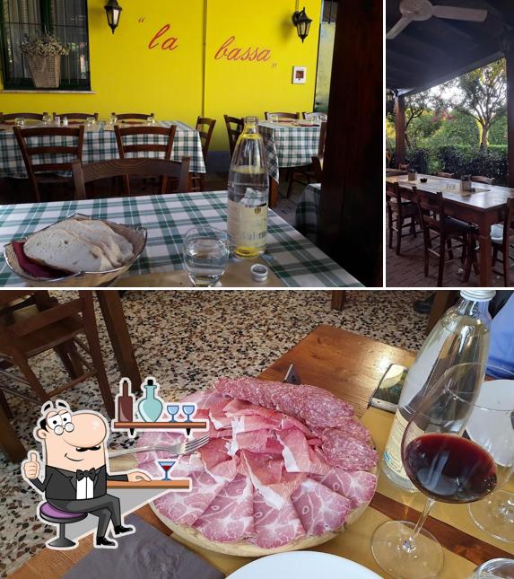 Trattoria La Bassa si caratterizza per la interni e cibo