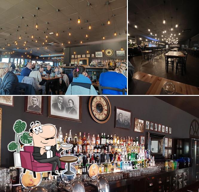 Dai un'occhiata agli interni di Desigual Café & Restaurant