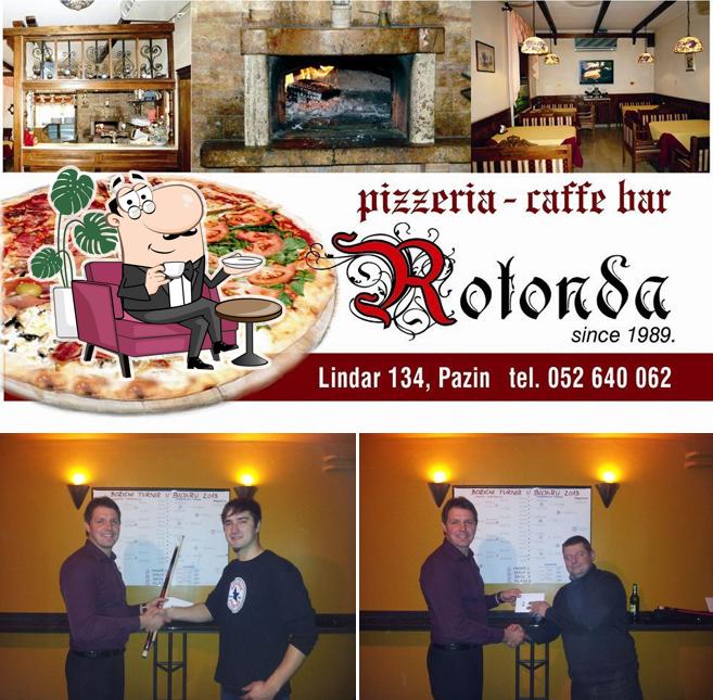 Siediti a un tavolo di Rotonda