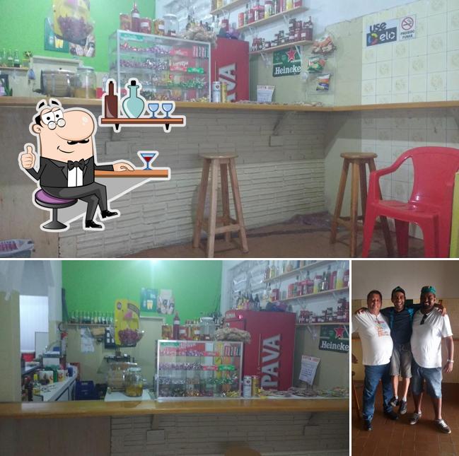 O interior do Cine's Bar