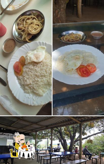 A comida e interior do restaurante