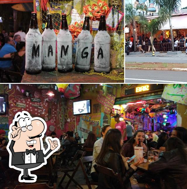Sente em uma das mesas no Bar Manga Rosa
