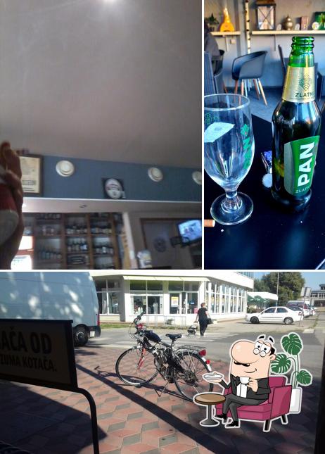Siediti a un tavolo di Cafe Bar Colosseum