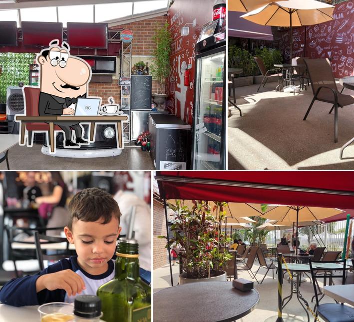 Sente em uma das mesas no Cozinha da Xuxu