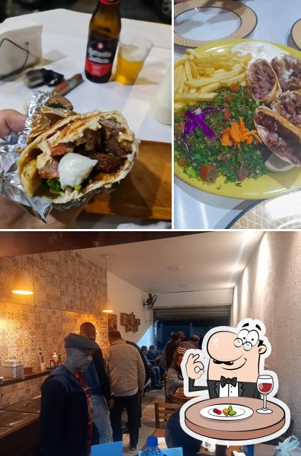 A comida e bebida do restaurante