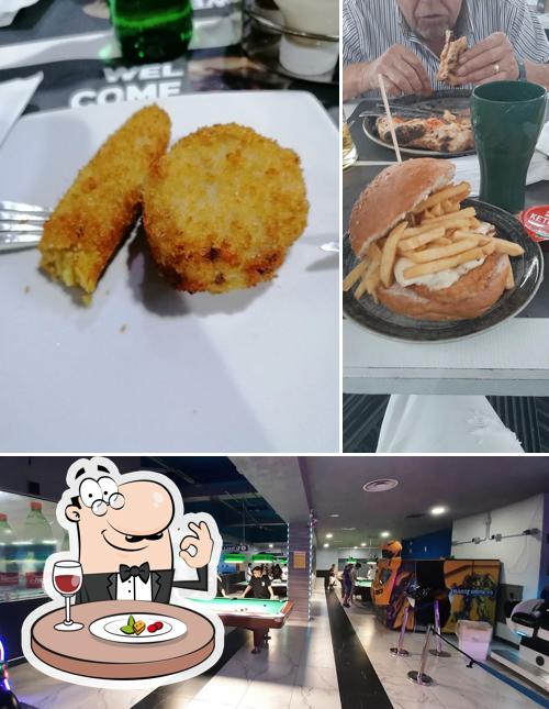 Disco Bowling Hamburgheria Panino Pizza si caratterizza per la cibo e bevanda