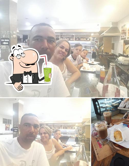 Desfrute de um drinque no Panificadora Ideal