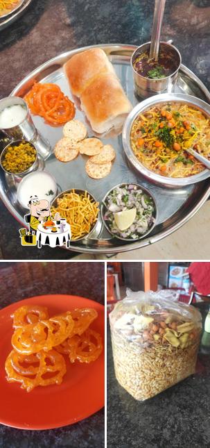 Food at ओम श्री सौजन्य शुद्ध शाकाहारी स्नॅक्स आणि चायनीज