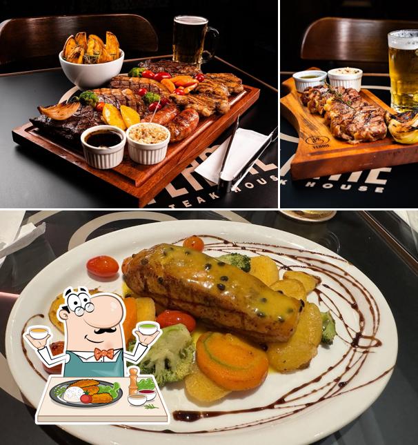 A imagem da comida e bebida no Flame Steak House