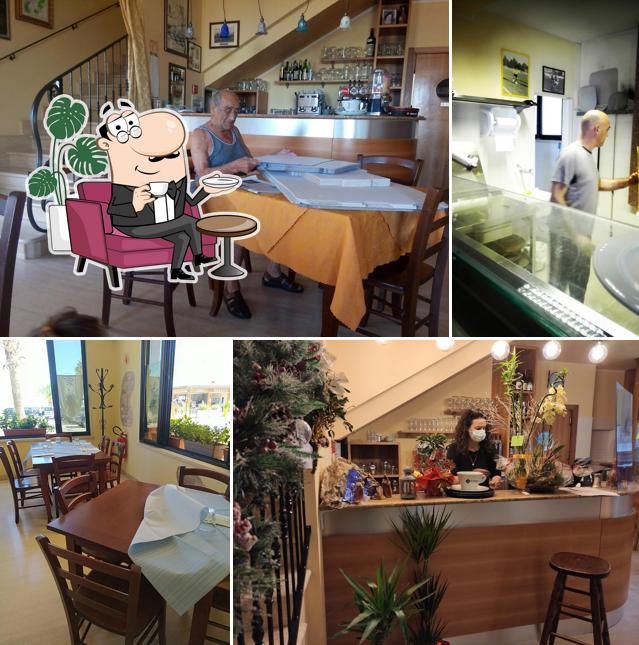 Siediti a un tavolo di Lu Fije di Romanì