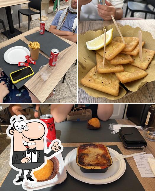 Dai un’occhiata alla immagine che presenta la interni e cibo di Officina Papú