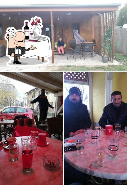 Questa è la foto che presenta la tavolo da pranzo e interni di Kavarna Jager - "pri Šketi"