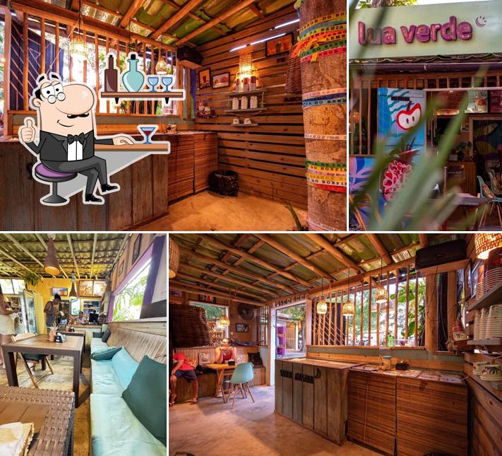 Sente em uma das mesas no Lua Verde Trancoso