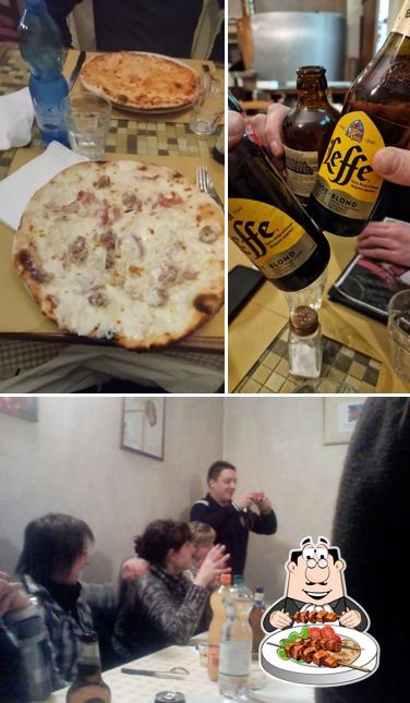 La cibo e tavolo da pranzo del ristorante