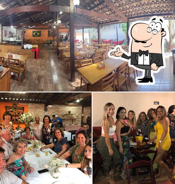 Sente em uma das mesas no Nosso Quintal Restaurante e Bar