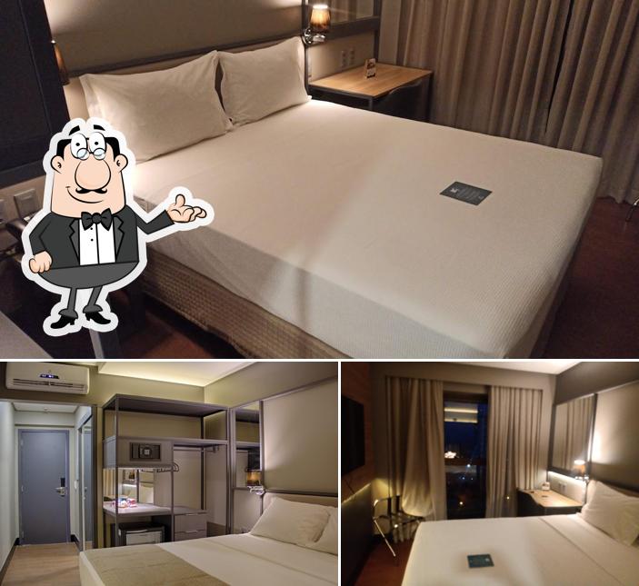 Sente em uma das mesas no Hotel Slaviero Campina Grande