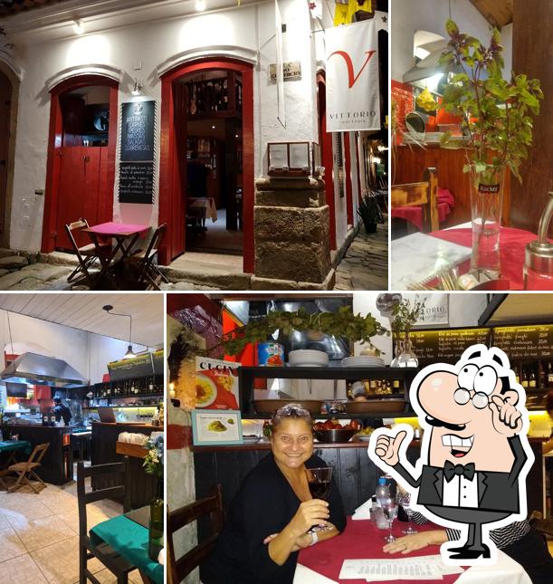 Sente em uma das mesas no Vittorio Trattoria