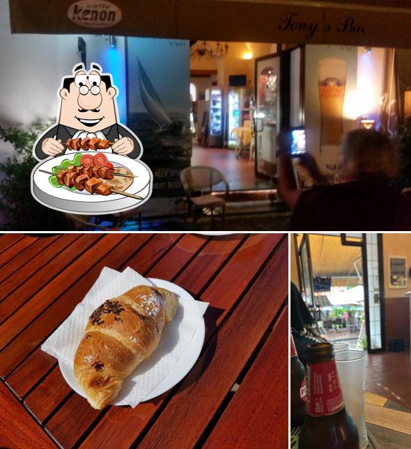 La immagine della cibo e interni di Tony's Bar