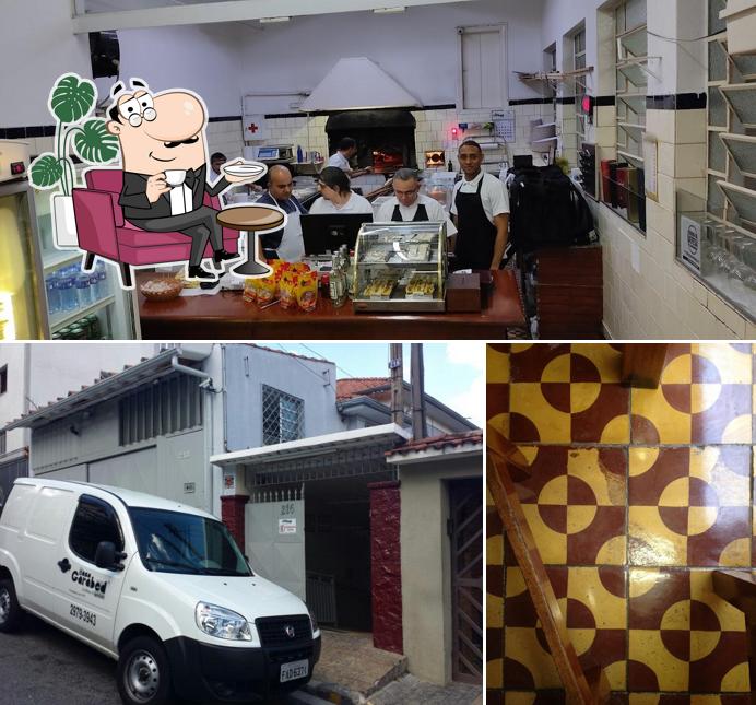 Sente em uma das mesas no Casa Garabed