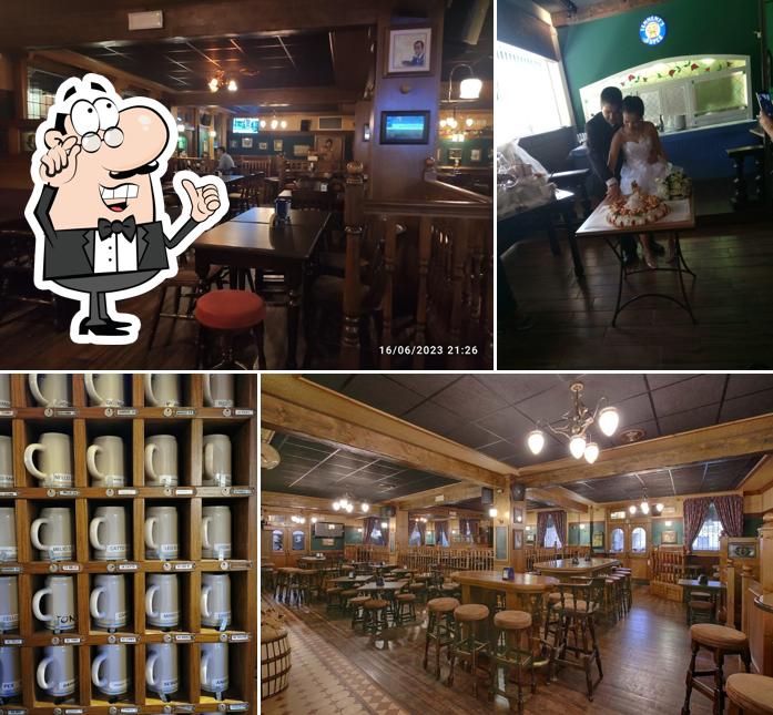 Dai un'occhiata agli interni di Sherlock Holmes Pub