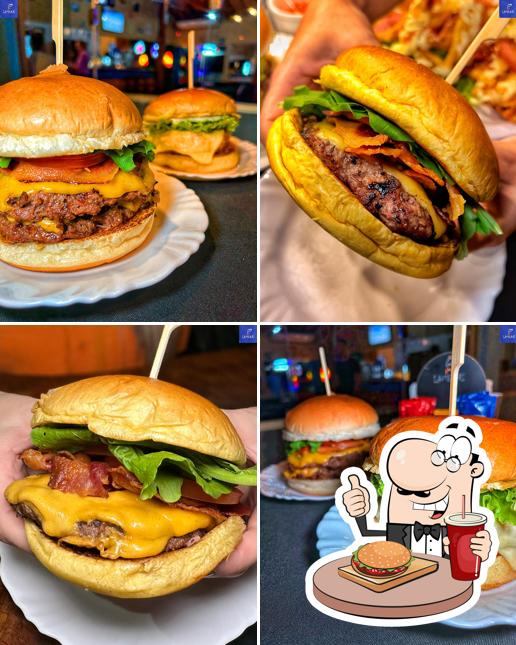 Peça um dos hambúrgueres servidos no LAMBARI LANCHES