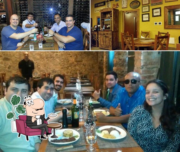 Sente em uma das mesas no Enoteca Doc