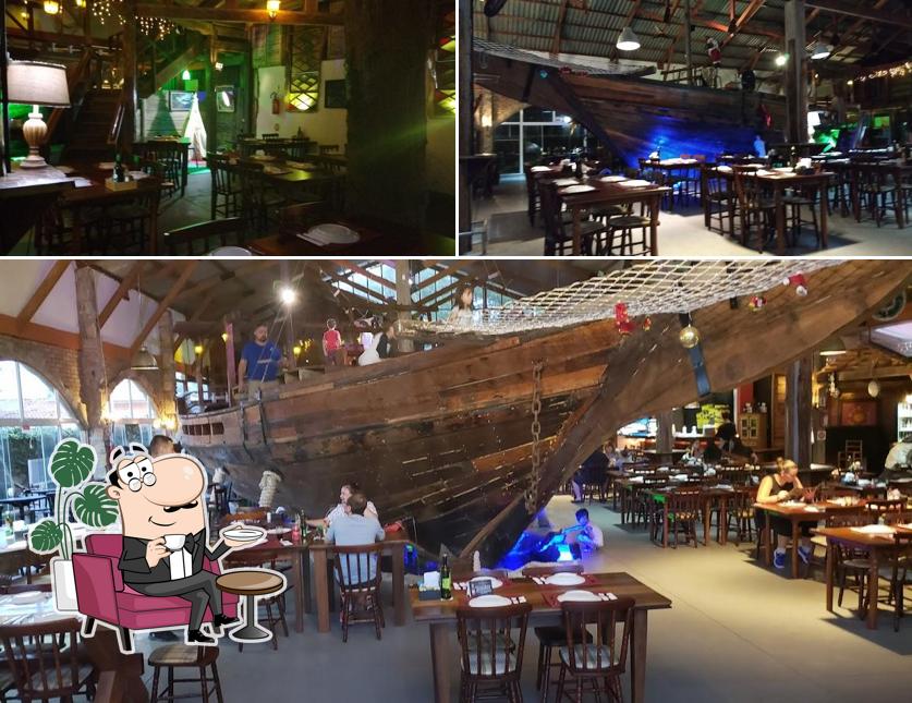 O interior do La Barca Restaurante e Pizzaria