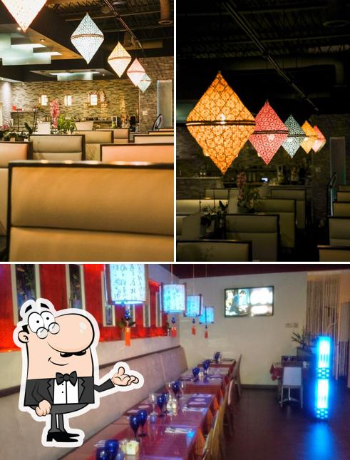 Installez-vous à l'une des tables de Pho Hà Nội