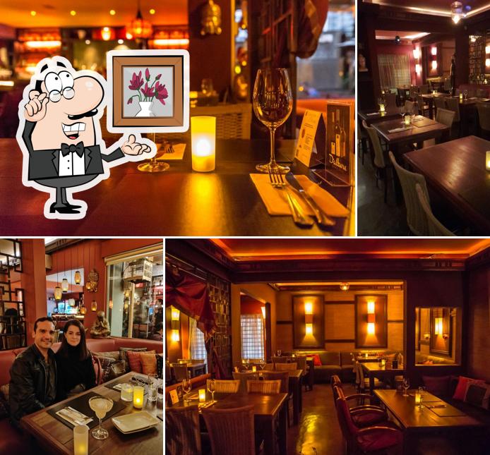 Sente em uma das mesas no Thai Restaurante Thailandês