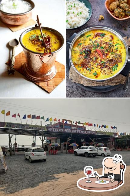 The photo of Hotel Shree Dwarika Nandan’s food and exterior