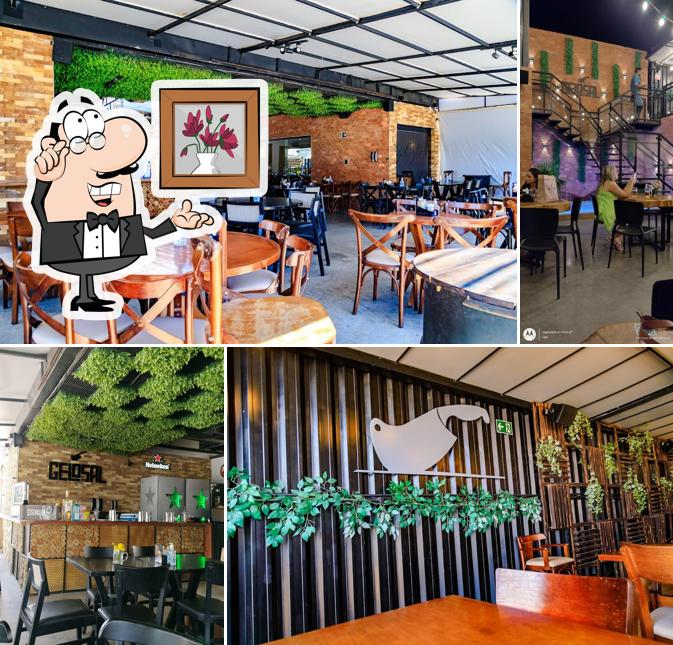 Sente em uma das mesas no Gelo E Sal Steakhouse