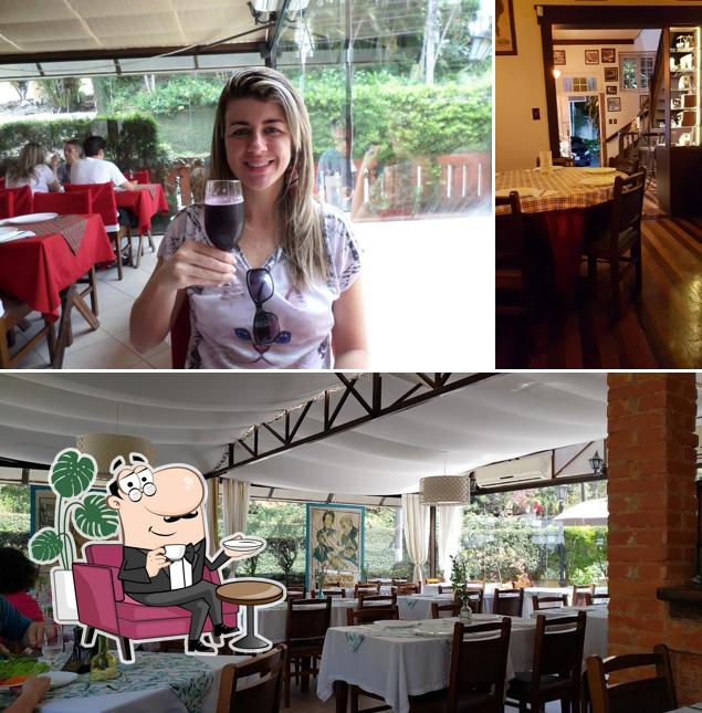 O interior do Restaurante Funiculì Funiculà em Blumenau