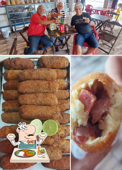 A comida e interior do restaurante