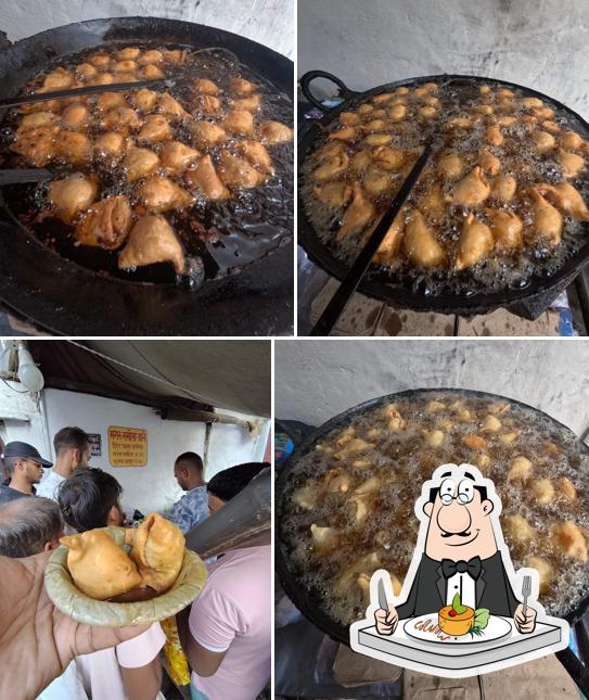 Food at Mangru Samosa Wale (Hing wala Samosa)