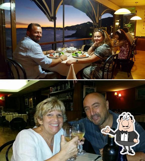 Siediti a un tavolo di Pizzeria drink e food La Moreia