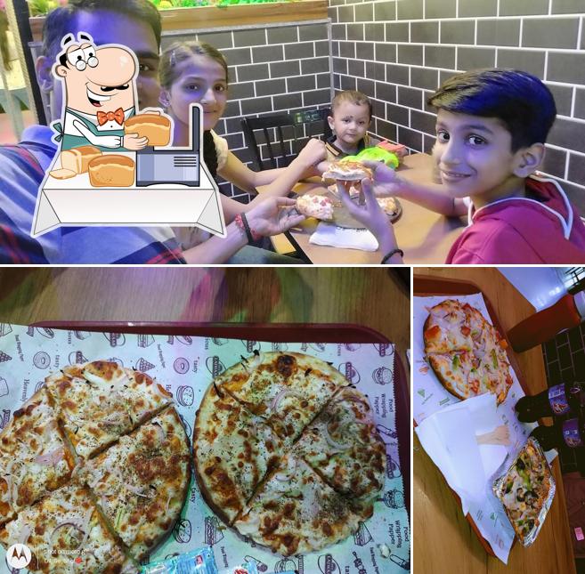 Garlic bread at Roms Pizza