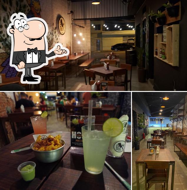 Sente em uma das mesas no Burger Makers