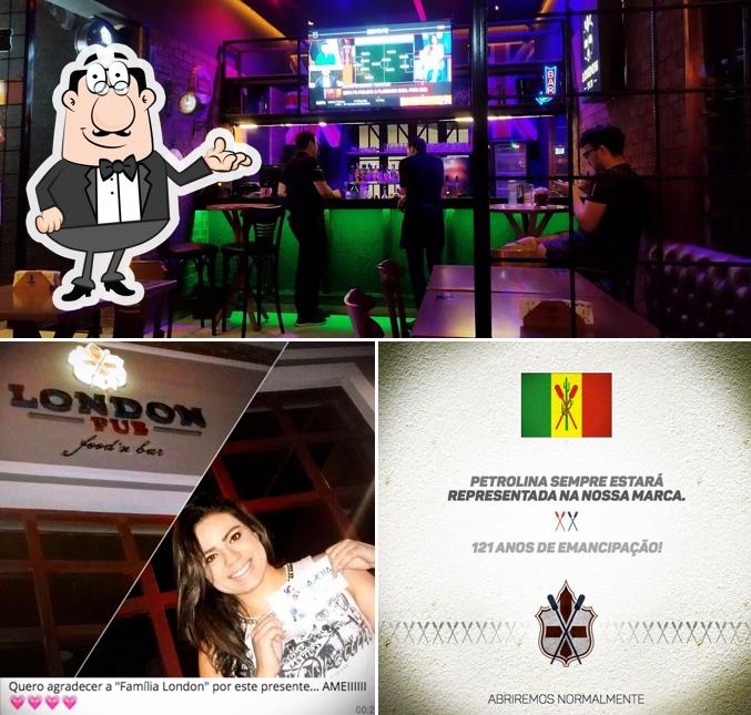 Sente em uma das mesas no London Pub Food'n Ba