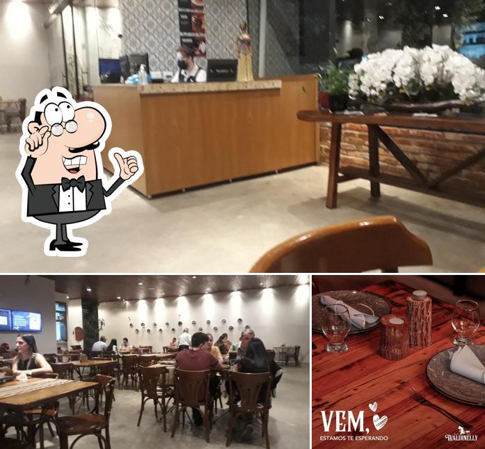 Sente em uma das mesas no Waldinelly Pizzaria