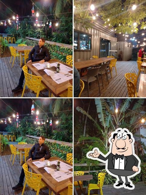 Sente em uma das mesas no Iélou Pizza