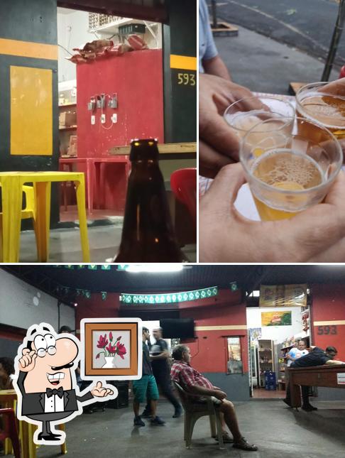 Dê uma olhada a ilustração apresentando interior e cerveja no Bar do Adilson