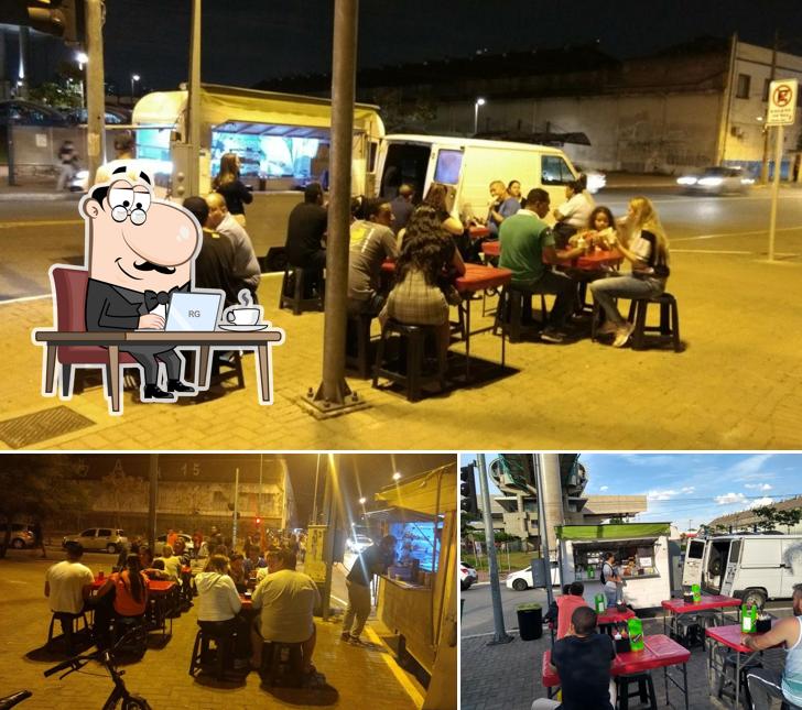 Sente em uma das mesas no Dog Tamanduá