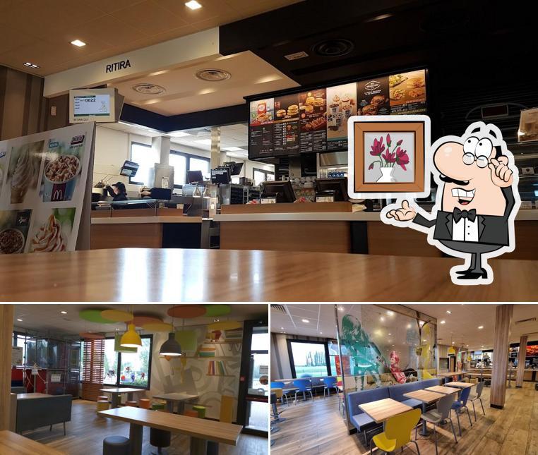 Siediti a un tavolo di Mc donald's Ravenna drive esterno Parco Mirabilandia