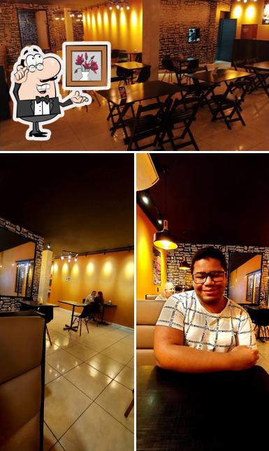 Sente em uma das mesas no La Brasa Burger Guarujá