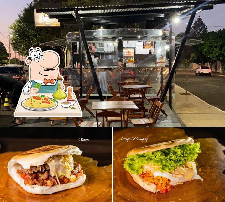 Esta é a foto mostrando comida e interior no Primo's Lanches