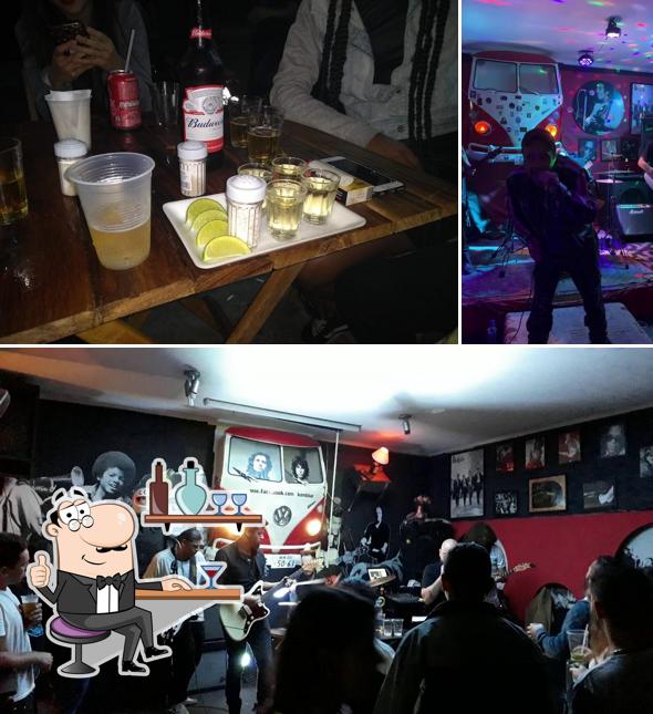 Entre diversos coisas, interior e comida podem ser encontrados no KOMB BAR