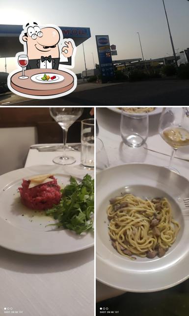 La immagine della cibo e esterno di Tamoil