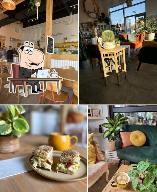 Installez-vous à l'une des tables de Café L'apostrophe