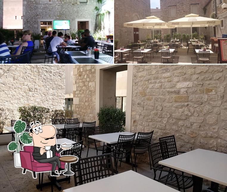Dai un'occhiata agli interni di Restaurant Špajza